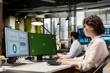 Kadın yönetici grafikler ve izole edilmiş maket ekran ile çalışarak uluslararası piyasada iş başarısını güvence altına alıyor. Ofisteki küresel genişleme stratejisi için veriler gözden geçiriliyor.