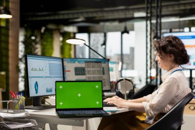 Veri analizini tek başına görüntüleme, rapor yazma için stratejik planlama, sonuç ve verimliliği artıran işletme yönetimi çözümleri yanında yürüten şirket çalışanı.