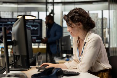 İş uzmanları, akıllı iş çözümleri ve bulut hesaplamasını adaptif stratejiler geliştirmek için kullanarak yapay zeka büyük verileri ve öngörücü analitikleri kullanıyor. Yapay zeka algoritmaları.