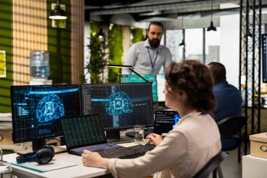 Ofis yöneticisi AI analiz platformu ile aylık raporları kontrol ediyor, sinirsel ağ algoritmaları ve iş verimliliği için otomasyon kullanıyor. IT şirketinin temsilcisi.