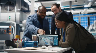 Afro-Amerikan üretim uzmanları yenilenebilir enerji ve endüstriyel işlemler için üretim hattının geliştirilmesini planlamak üzere bir güneş enerjisi santralinde toplandılar. Kamera A.