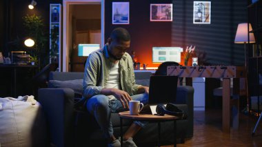 Afrika kökenli Amerikalı adam modern çatı katında baş ağrısıyla çok çalışıyor. Patronunun baskısı ve baskısı altında çalışıyor. Genç insan hayal kırıklığına uğramış ve endişeli, görevlerle boğuşuyor. Kamera A.