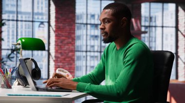 Siyahi bağımsızlar her zaman stres ve anksiyeteye dayanan kötü alışkanlıklar, sağlıksız yeme bozuklukları ve beslenme bozuklukları ile beslenirler. İşkolik sinirli insan her zaman atıştırmalık yemek ister, evde çalışır. Kamera A.