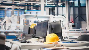 Sistem performansını izlemek için kullanılan boş fotovoltaik fabrikasında bilgisayar görüntüsü. Sürdürülebilir güneş panellerindeki bilgisayar ekranı enerji üretimi ve verimliliğini takip eden fabrika üretimi.