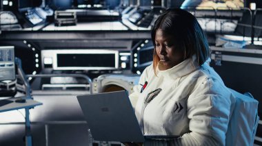 Astronot, gezegen yüzey gezisini tamamladıktan sonra kokpitteki yörünge verilerini kontrol ediyor. Kozmonot uzaktan ölçüm yazılımı çalıştırıyor, eve dönmek için uçuş günlüğü güncelleniyor