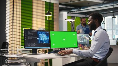 Makine öğrenme API 'leri geliştiren yeşil ekran bilgisayarında mühendis kodu yazıyor. BT uzmanı, yapay zeka ve kamera A kullanarak yazılım hatalarını gidermek için PC kullanıyor.