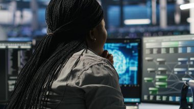 Veri merkezi yazılım geliştiricisi donanımı yapılandırmak için yapay zeka derin öğrenme modelleri kullanıyor. Bilgi İşlem uzmanı sunucu çiftliğinde yapay zeka programlama dili, optimizasyon sistemi, kamera B