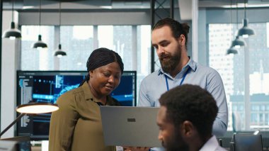 Ofisteki takım çalışması programcıları yapay zeka ölçümlerini gözden geçiriyorlar, performans gösterge panellerini izliyorlar. Bilgisayar ve kamera A 'daki araçları kullanarak sinirsel ağları ayarlayan teknoloji şirketinin iş arkadaşları.