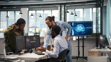 Programcı, şirket ağındaki hackleme girişimini düzeltmek için takım liderinden yardım istiyor. Bilgi işlem çalışanı ve yönetici yetkisiz giriş alarmlarını araştırıyor, beyin fırtınası yapıyor, kamera A