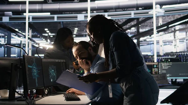 Sistem yönetimi ekibi veri merkezinde yapay zeka otomasyonunda işbirliği yapıyor. Sunucu çiftlik personeli makine öğrenme ayarlarını ayarlıyor, birlikte çalışıyorlar, kamera A