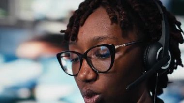 Füze tehditlerini takip etmek için kulaklık takan ordu sevk memurunun radar ekranlarını kapatın. Kamuflaj üniformalı asker komuta merkezi içinde savunma iletişimini yönetiyor, mikrofonla konuşuyor.