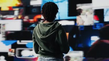 Gülümseyen kullanıcı, dijital arkaplanda izole edilmiş internet video kanallarına bakmak için dizüstü bilgisayar kullanır. Notebook, 360 derece dönüş, kamera B kullanarak sınırsız metaevren video içeriğinden keyif alan neşeli kadın