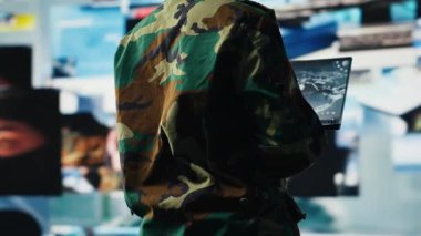 Komuta merkezindeki asker savaş desteği sağlıyor, video yayınlarını dizüstü bilgisayarla görüntülüyor. İstihbarat bürosu uzmanı, savaş alanı iletişim ağını not defteri B kamerasında kullanıyor.