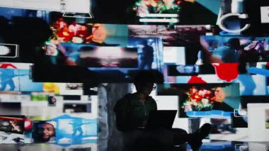 Genç bir kadın internette dizüstü bilgisayar kullanıyor, video yayınlarından içerik izliyor. Afro-Amerikalı gençler internetten VOD yayınlarını eğlendirmek için not defteri ve kamera A 'yı kullanıyorlar.