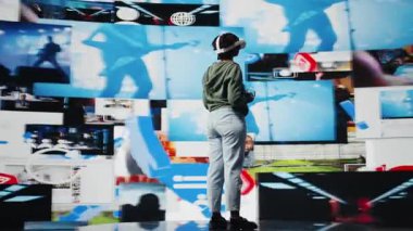 Sanal gerçeklik teknolojisini kullanan bir kadın video tavsiyelerine anında ulaşabilir. Kullanıcı dijital çağda eğleniyor. Sınırsız yayın olanağı sağlıyor. VR kulaklık ve kamera A 'daki kliplere bakıyor.