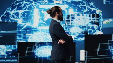 Erkek girişimci, derin öğrenim için yapay zeka beyin sisteminin uygulanması, sinirsel ağların çalıştırılması ve sibernetiğin büyümesi üzerinde çalışır. Akıllı teknoloji ve algoritmik düşünce kullanarak. Kamera B.