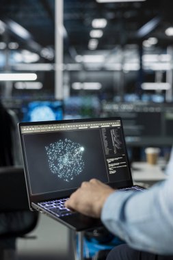 Veri merkezindeki teknisyenleri donanım teçhizatlarının bakımını yapmak için dizüstü bilgisayardaki AI LLM asistanını kullanarak kapatın. Bilgisayarda yedekleme yapmak için geniş dil model sohbet robotu kullanan sunucu çiftliği bilişim uzmanı