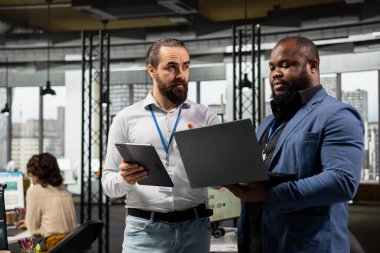 Çeşitli adamlardan oluşan bir ekip teknoloji ve performans ölçümleri ile çalışır, iş stratejilerini ve çok uluslu bir şirket ortamında sonuç ve başarı elde etmek için proje hedeflerini hizalar..