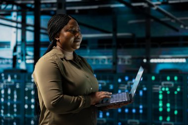 Veri merkezi mühendisi, hataları düzeltmek için yazılım kullanarak cihazlar üzerinde testler yapıyor. Sunucu tarım çalışanı altyapı çekirdek hizmetleri hakkında güncellemeler yapıyor, daha hızlı işleme için algoritmalar inceliyor