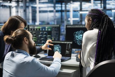 Veri Merkezi iş arkadaşları, Yapay Zeka eğitim veri tabanlarını yönetiyor. Yapay zeka uygulamaları için ölçeklenebilir ekipmanları destekleyen sunucu çiftliğinde makine öğrenmesini denetleyen bilişim personeli