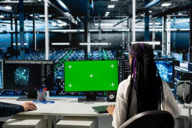 Yeşil ekran bilgisayar kullanan veri merkezinde mühendislik, yapay zeka görevleri için donanım optimize etme, iş yükünü artırma. Sunucu merkezi IT çalışanı otomatik sistem teşhisi. Model PC üzerinde derin öğrenme kullanarak.