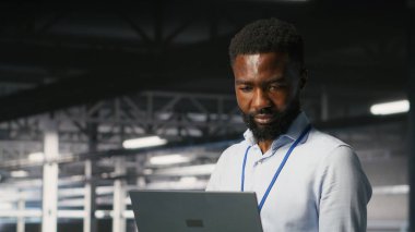 Güler yüzlü veri merkezi mühendislik ekibi endüstriyel platformda nöral ağ yazılım görevlerinde işbirliği yapıyor. Jolly sunucu merkezi iş arkadaşları birlikte çalışarak, büyük dil model mimarisini görselleştiriyor