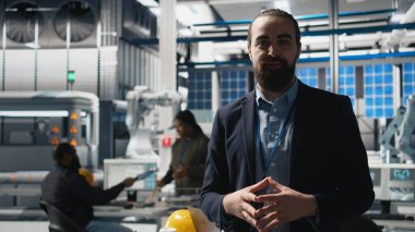 Yetenekli bir yönetici, yenilik ve kurumsal başarıyı desteklemek için akıllı otomasyon ve yenilenebilir enerji sürdürülebilir çözümleri sunan bir solar fotovoltaik fabrikasında sunum yapıyor. Kamera A.