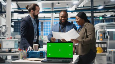 Yüksek teknoloji uzmanlarından oluşan çok ırklı bir ekip, bir güneş enerjisi fabrikasında fotokopi alanı ile çalışıyor, sistemleri geliştirme ve teknik gelişim için stratejik planlamayı vurgulama fikirlerini paylaşıyor. Kamera A.