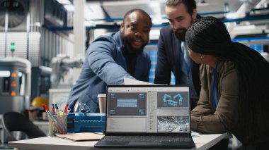 Bir üretim tesisinde güneş panellerini inceleyen Afrikalı Amerikalı teknisyenler, güneş enerjisi altyapısı için takım çalışmasını ve sürdürülebilirliği yansıtıyorlar. Temiz enerjiye duyarlılık. Kamera A.