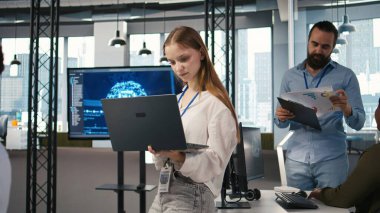 Genç müteahhit performans ve tahminleri optimize etmek için yapay zeka kullanıyor. Genç bayan mühendis ofis eğitim makinesinde modelleri öğreniyor, kamera A