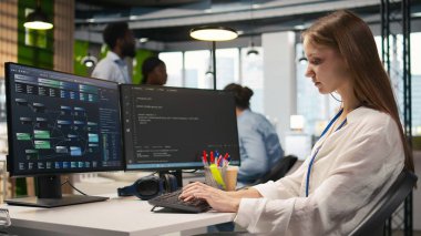 Neşeli başlangıç yöneticisi gelişmeden memnun çünkü küçük dev makine öğrenme teknolojisini kullanmayı öğreniyor. Takım lideri, intörnle yumruk yumruğa çarpışacak. İşinden memnun, kamera A.