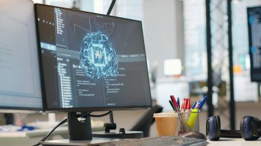 Programcılar tarafından kullanılan PC ekranları üzerinde çalışan yapay zeka sinirsel ağları olan boş başlangıç ofisi. AI şirketinin çalışma alanı bilgisayarları derin öğrenme teknolojisini kullanıyor