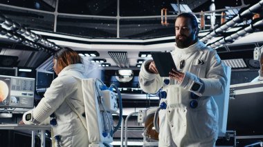 Kozmonot uzay gemisinde tablet kullanıyor. İnsanoğlunun hayatta kalma seferi sırasında güvenlik kontrolü yapıyor. Astronotlar uzay görevinde insan genleşmesi sırasında yaşam destek sistemlerini izliyorlar