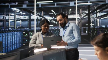 Veri Merkezi mühendislik ekibi meslektaşları sürekli yapay zeka işlemini sağlamak için bıçak sunucularının bakımı konusunda işbirliği yapıyorlar. Teknisyenler altyapı destekleyici makine öğrenme boru hatları, kamera A 'yı yönetiyor.