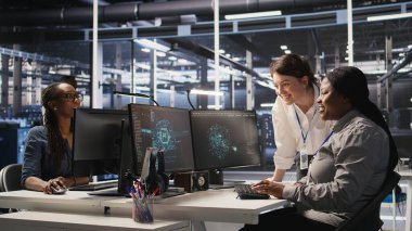 Neşeli veri merkezi teknisyenleri yapay zeka otomasyonunda işbirliği yaptıktan sonra sonuçlardan memnunlar. Happy sunucu merkezi çalışanları makine öğrenme ayarlarını ayarlar, birlikte çalışırlar, kamera A