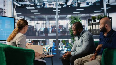 Çeşitli iş ortakları arasında takım çalışmasını içeren kurumsal video çağrısı, karar verme ve işbirliği için online internet iletişimini kullanıyor. Büyümek için stratejik planlama. Kamera A.