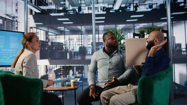 İş dünyası, liderlerin çok kültürlü hedef odaklı bir şirkette anlaşmazlık ve işyeri gerginliğiyle karşı karşıya olduğu bir tartışma sırasında hayal kırıklığı ve anlaşmazlık gösteriyor. Kamera A.