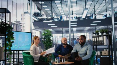 Çeşitli iş adamları bir konferans odasında birbirlerini selamlıyor, el sıkışıyor ve yeni bir ortaklık anlaşması için görüşmelere başlıyorlar. Güçlü insanlar sözleşme detaylarını tartışır. Kamera A.