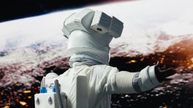 Kendinden geçmiş astronot kollarını açıyor, görevi tamamlamak için heyecanlı, uzay mekiğiyle gezegene yaklaşıyor. Kozmonot uzay deneyiminin tadını çıkarıyor, 360 derece dönüyor, manzarayı takdir ediyor, kamera B