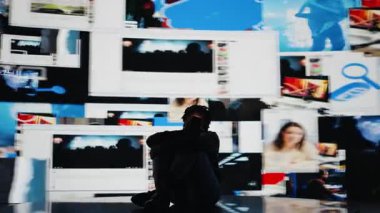 Sıkılmış bir kadın interneti gezmek için cep telefonu kullanıyor, bütün gününü video izleyerek harcıyor. Tembel ergen tembellik ediyor, internetteki sosyal medya videolarını inceliyor, akıllı telefon, kamera A