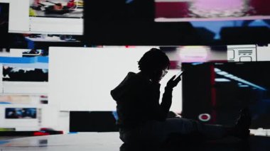 Gençler internette oyalanıyorlar, okul ödevleri yerine telefonda sosyal medya uygulaması kullanıyorlar. Ödev yapmak yerine akıllı telefon kullanan tembel öğrenci, verimsiz olmak, kamera A