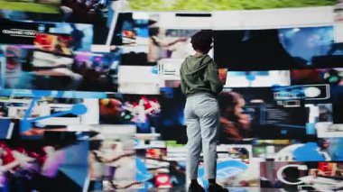 Gülümseyen kullanıcı, dijital arkaplanda izole edilmiş internet video kanallarına bakmak için dizüstü bilgisayar kullanır. Notebook, 360 derece döndürme, kamera A kullanarak sınırsız metaevren video içeriğinden keyif alan neşeli kadın.