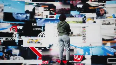 Kullanıcı, dijital arkaplan üzerinden izole edilmiş internet video kanallarına bakmak için multimedya video baykuşu kullanıyor. Sınırsız metaevren video içeriğinden hoşlanan kadın, 360 derece döndürme, kamera A