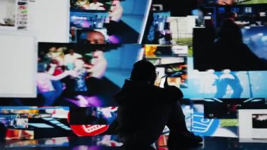 Sıkılmış genç bir kadın cep telefonuyla video yayın hizmetlerinden içeriği izliyor. Boş zamanlarında akıllı telefon uygulamasından VOD yayınlarına bakan tembel bir genç. Kamera A.