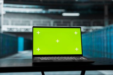 Otomasyon görevlerini yürüten veri merkezi ekipman ana bilgisayarlarını denetleyen yeşil ekran laptop. Sunucu çiftliğindeki Chroma anahtar defteri. Şirket kayıtlarını depolayan platformların hassas verilerinin yedeğini almak için kullanılır.