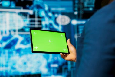 Yüksek teknolojili bir alandaki profesyonel adam yapay zeka veri yapılarını ve akıllı sistemleri temsil eden yapay zeka araçlarıyla yapay ekran kullanıyor. Bilim için yenilik ve sibernetik.