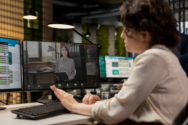 Müşavir, danışma kurulu video görüşmesi için ortaklara danışmanlık yapar, iş stratejisini takım çalışması ve işbirliği yoluyla proje hedefleriyle aynı hizaya getirir. Konferans çağrısı ittifak.