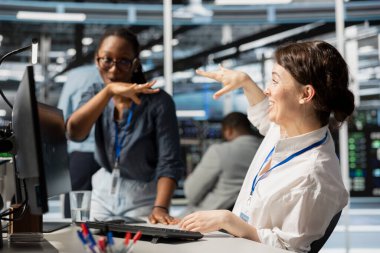 Sistem verimlilik ölçümlerini başarılı bir şekilde geliştirdikten sonra mutlu veri merkezi meslektaşları iyi durumdalar. Heyecanlı mühendislik ekibi gelişmiş ağ altyapı performansından memnun.