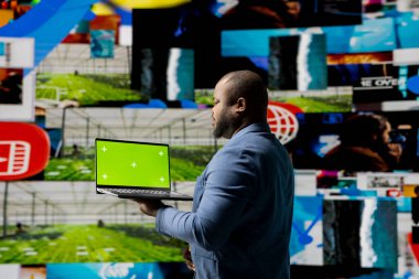 Teknoloji görselleri, bilgi grafikleri ve dijital uygulamalarla çevrili, kopyalama alanı kullanan bir insanla sosyal medya ortamı. İletişim ve web eğlencesinin altını çiziyorum. Sayısallaştırma.