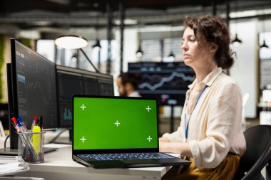 Kadın finans danışmanı, iş gelirlerini artırmak için çözümler arayan ön ekran eğilimlerini izliyor. Ekonomik ilerlemeyi ölçen çok uluslu şirket çalışanı.